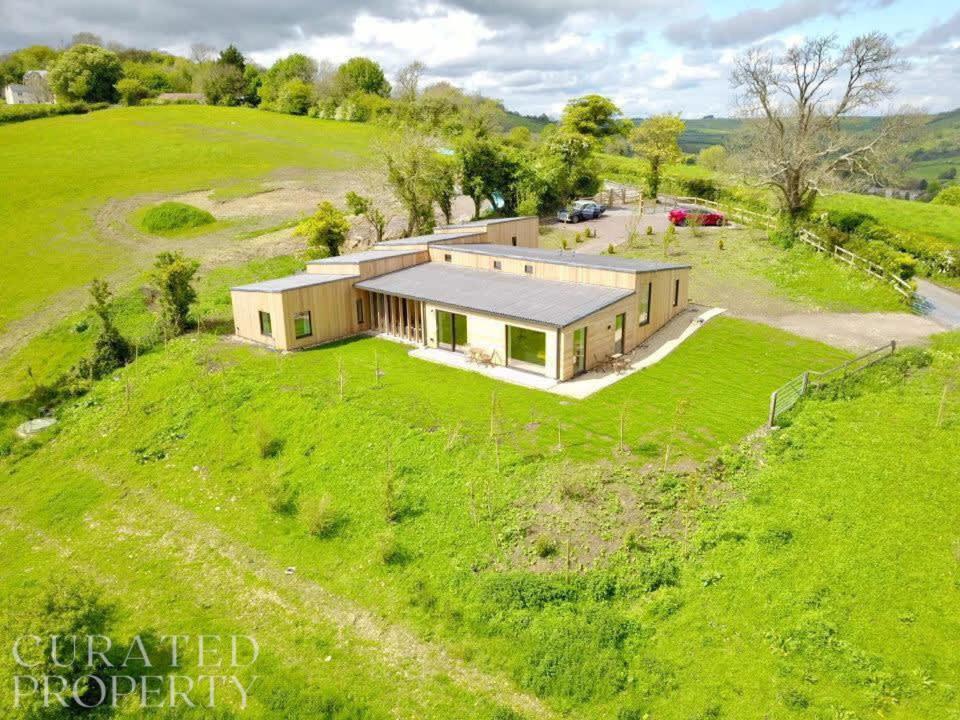 Stunning 5 Bedroom New Build With Amazing Views! Bath Exteriör bild