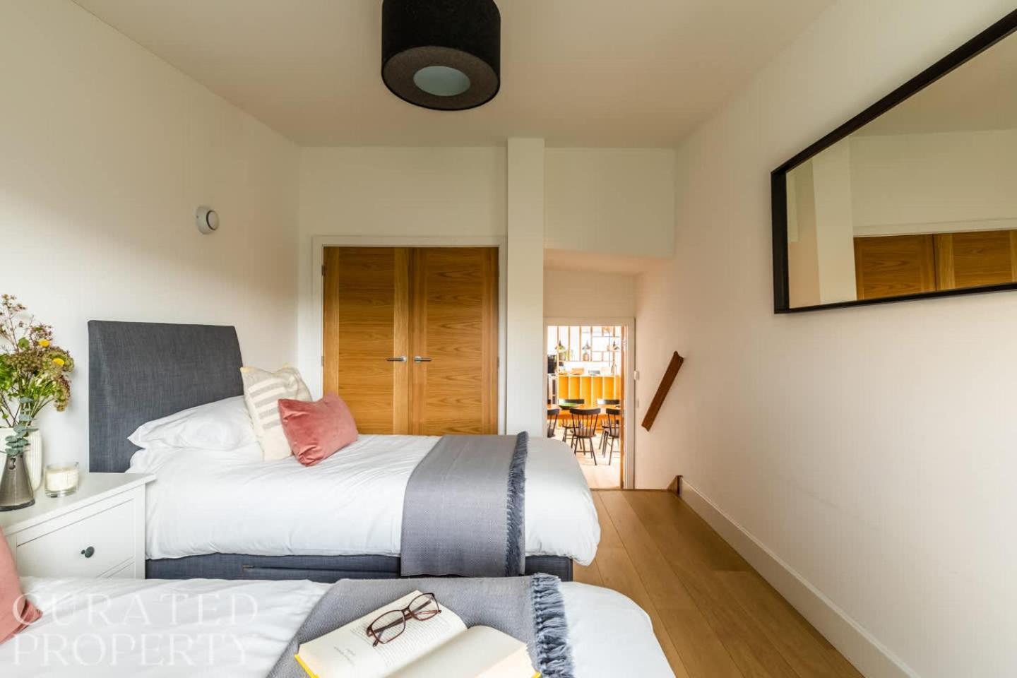 Stunning 5 Bedroom New Build With Amazing Views! Bath Exteriör bild