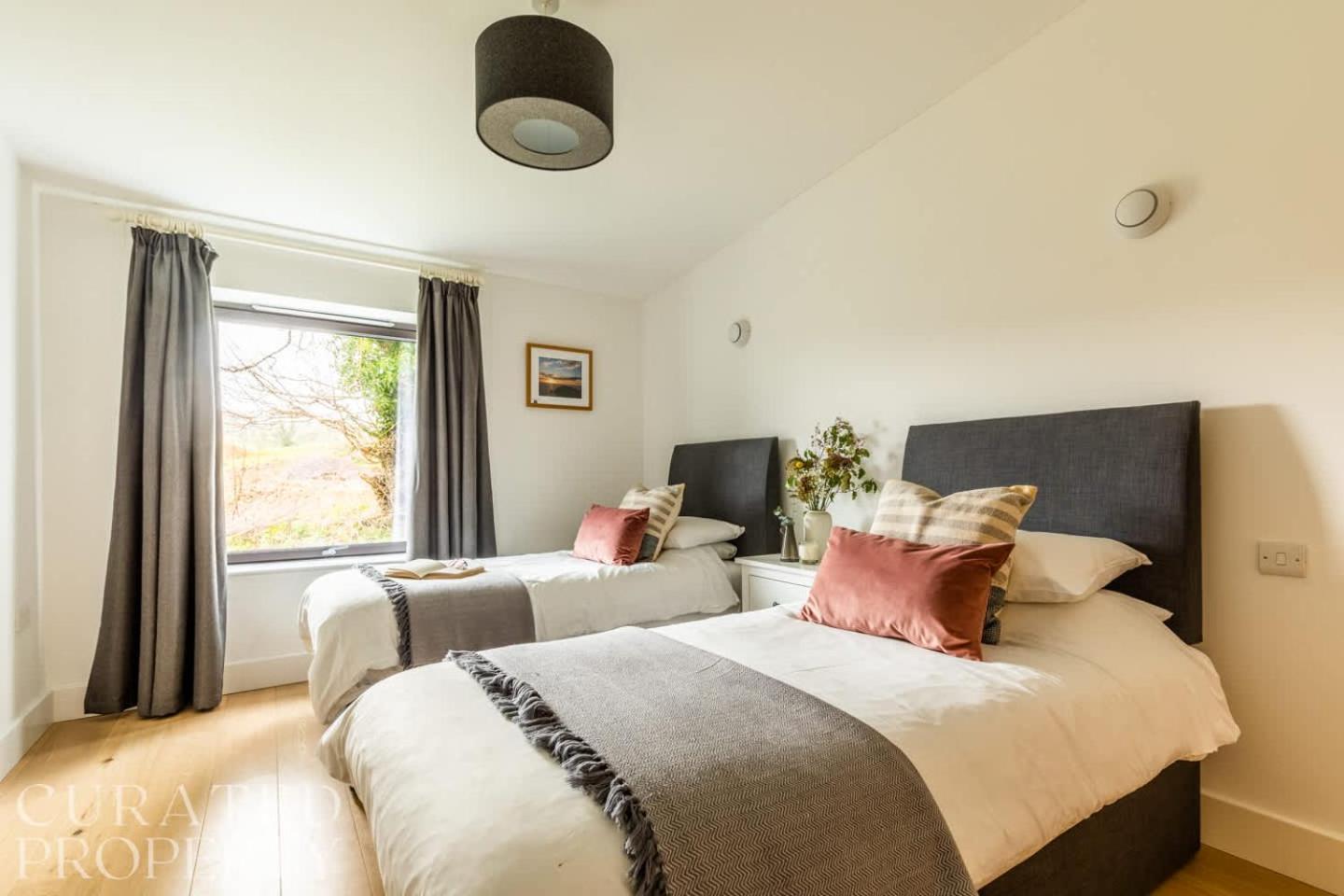 Stunning 5 Bedroom New Build With Amazing Views! Bath Exteriör bild